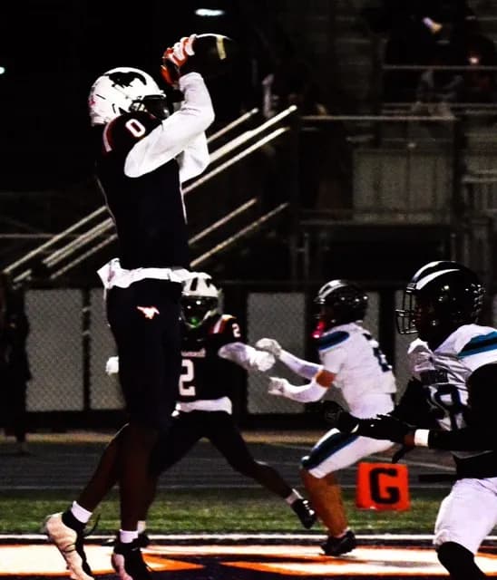 Roosevelt’s Xavier Marshall (0) catches a touchdown pass from QB Charlie Bohmer in the endzone during the Mustangs 35 – 0 victory over the visiting Santiago Sharks.