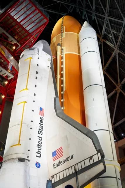 La Exposición del Transbordador Espacial Endeavour Abre en California Science