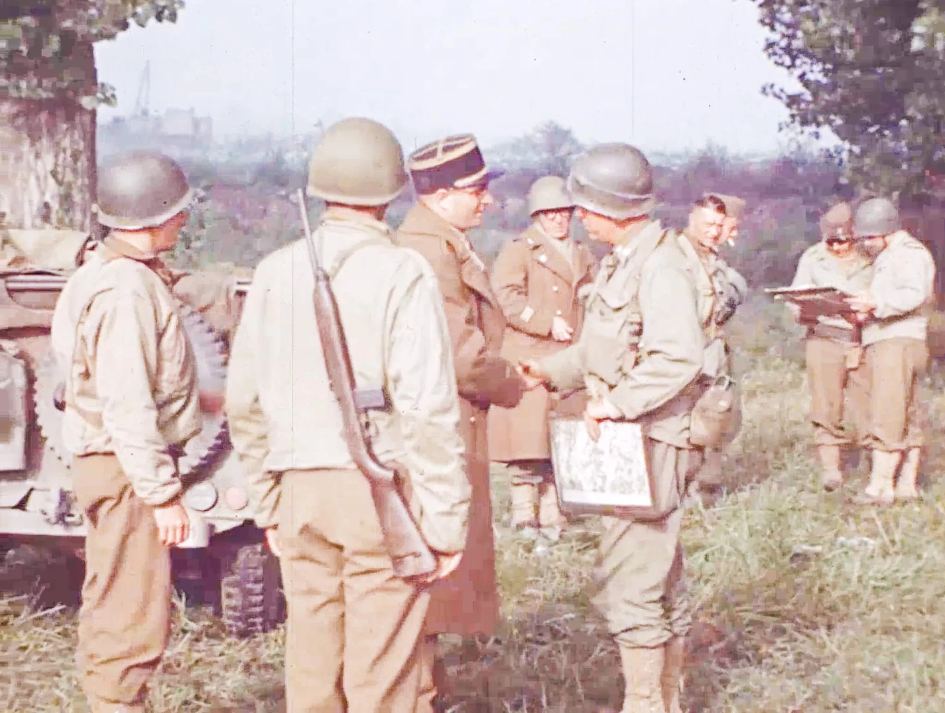 August 25. French, American and Allied troops meet in liberated Paris Credit: Library of Congress, George Stevens, Jr. Collection