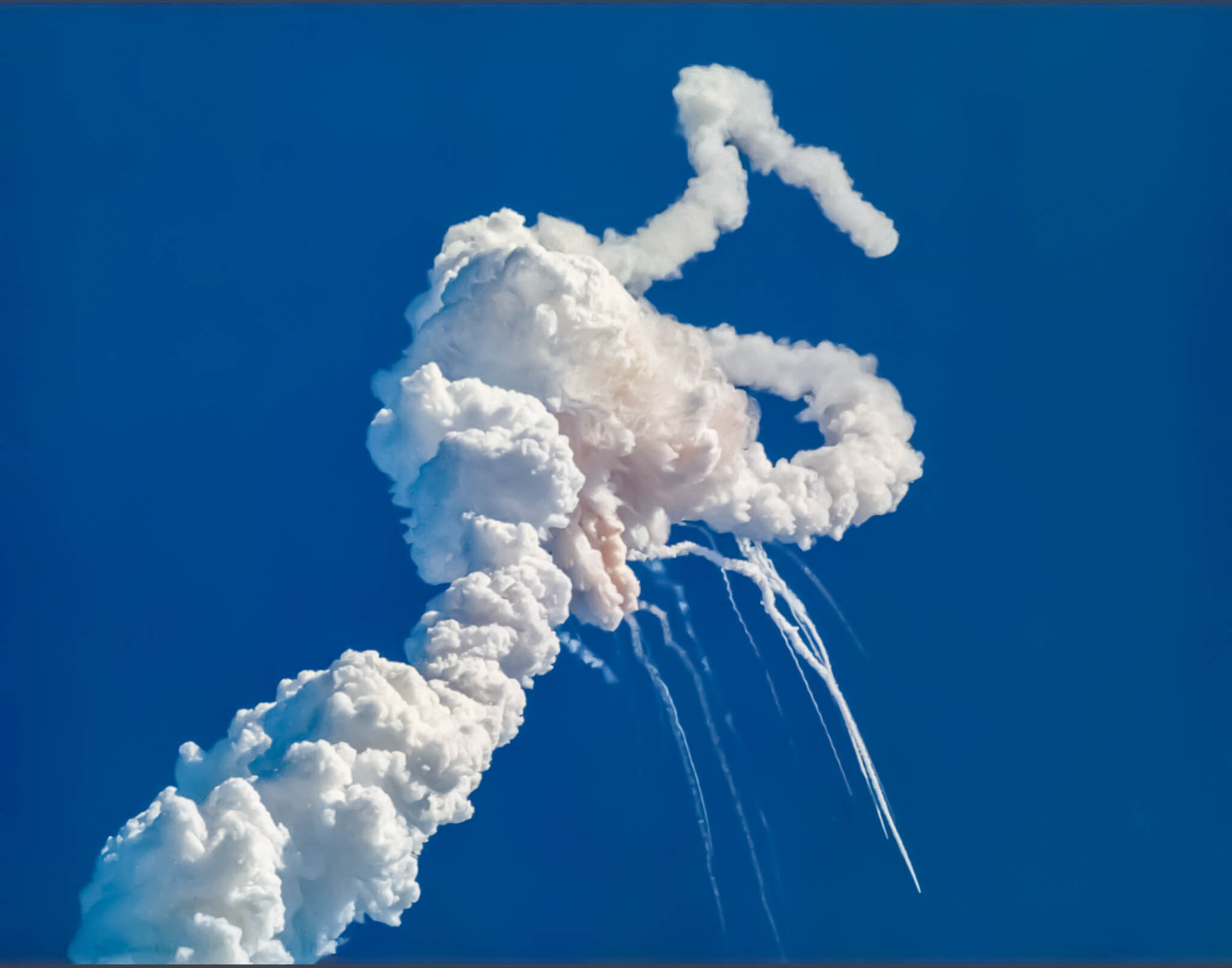 On June 9, 1986, The Rogers Commission released its report on the Challenger disaster, criticizing NASA and rocket-builder Morton Thiokol for management problems leading to the explosion that claimed the lives of seven astronauts.