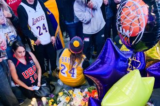 Fans in front of the Staples Center mourning over the death of Kobe Bryant on January 26, 2020. Credit: Wikimedia Commons