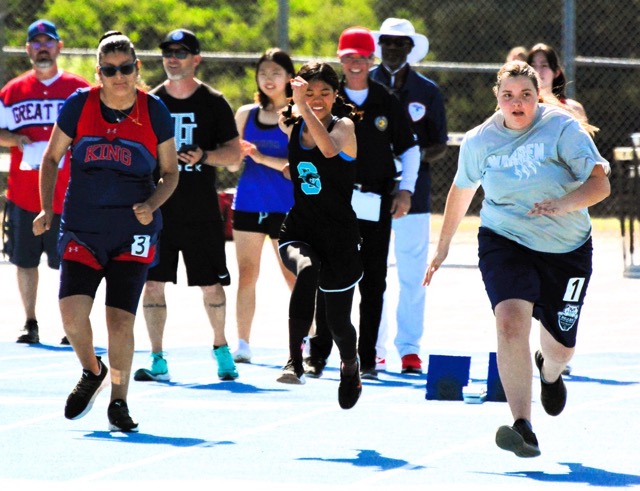 Santiago’s Nyah Soriano (center) runs in the CIF Track Unified 400 Meter Dash