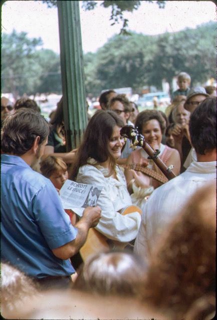 August 23. A group of protestors during the Salad Bowl Strike. Photo by Eocen