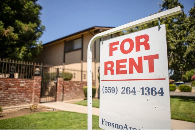 A rental sign in front of an apartment complex in Tower District in Fresno on July 27, 2023. 
Credit: Photo by Larry Valenzuela, CalMatters/Catchlight Local
