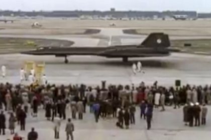 Photo: Touchdown Dulles Caption: Thousands greet Yielding and Vida in Virginia, just over an hour after hey took off in Palmdale, CA.