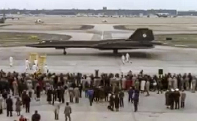 Photo: Touchdown Dulles Caption: Thousands greet Yielding and Vida in Virginia, just over an hour after hey took off in Palmdale, CA.