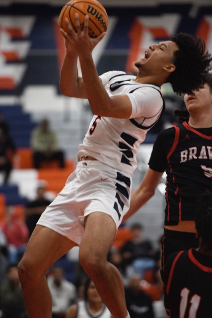 Eleanor Roosevelt star Brayden Burries dropped 33 points and pulled down 13 rebounds to lead the Mustangs to a 111-68 win over visiting Riverside Norte Vista in a non-league game on Thanksgiving Eve Day. Through the first five games, the 6’5” senior guard is averaging 35.7 points, 11 rebounds, 4.3 assists and 4 steals per game. The 4-1 Mustangs are ranked 8th nationally, its lone loss at top-ranked San Antonio (TX) Brennan, 67-64 last Saturday. Photo by Jerry Soifer