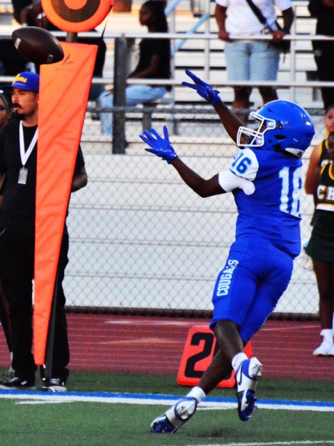 Norco’s Micah Bryant (16) catches a pass from quarterback Julian Medina during the Cougars 35-27 victory over the visiting Cajon Cowboys.