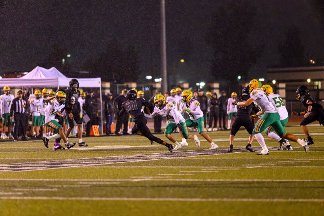 Panthers (31) Dominic Martin returns the kickoff and jukes his way through a few defenders. 
