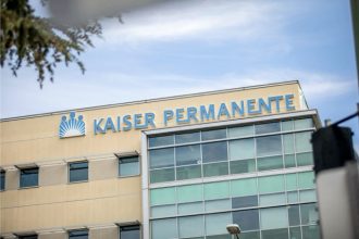 Kaiser Permanente Nurses. Martin do Nascimento, CalMatters
