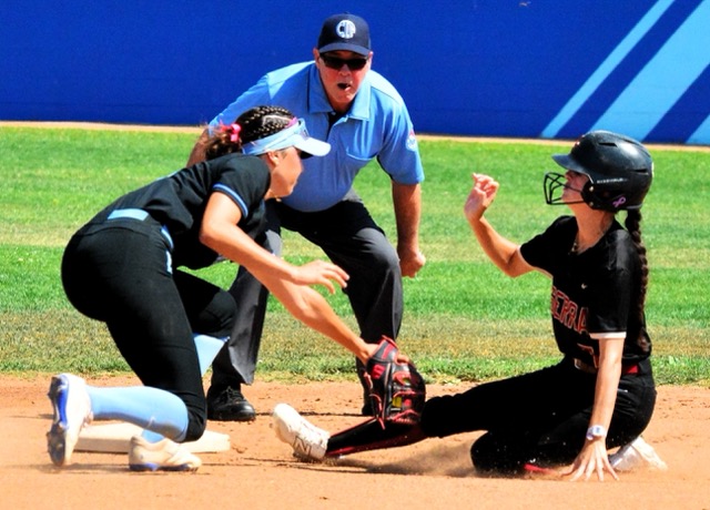 Though it appears Norco’s Leighton Gray (14) tags out JSerra’s Ava Geoghegan, the umpire called the runner safe. On the following play, Geoghegan was thrown at 3rd on the tail end of a double play. The Lions beat the Cougars 2 – 0 in the Division 1 semi-final game to advance to the title game against La Mirada.