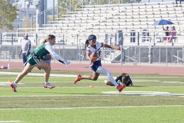 Roosevelt quarterback Peyton Wade #26 evades a pair of Lakeside defenders and running for the touchdown